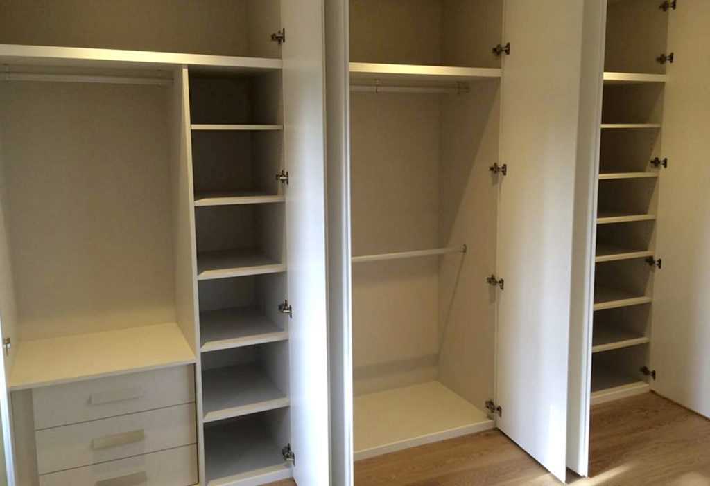 Claves para diseñar el interior del armario empotrado  Interiores de  armarios, Armarios empotrados, Diseño de armario