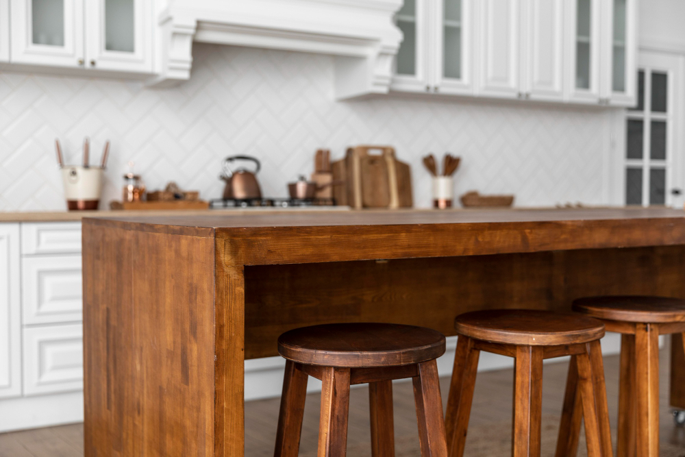 ¿Qué tipos de madera son más resistentes a la humedad para baños y cocinas?