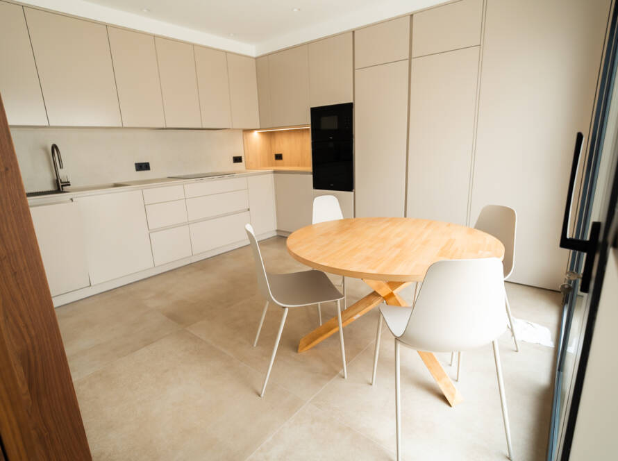 El Proyecto FYC es una vivienda diseñada bajo una visión integral, donde cada elemento de carpintería ha sido fabricado a medida para lograr un conjunto coherente, funcional y elegante. Trabajando con materiales nobles como nogal, iroco y roble, y cuidando cada detalle al milímetro, el proyecto combina diseño, técnica y artesanía para crear espacios cálidos, integrados y pensados para el día a día.