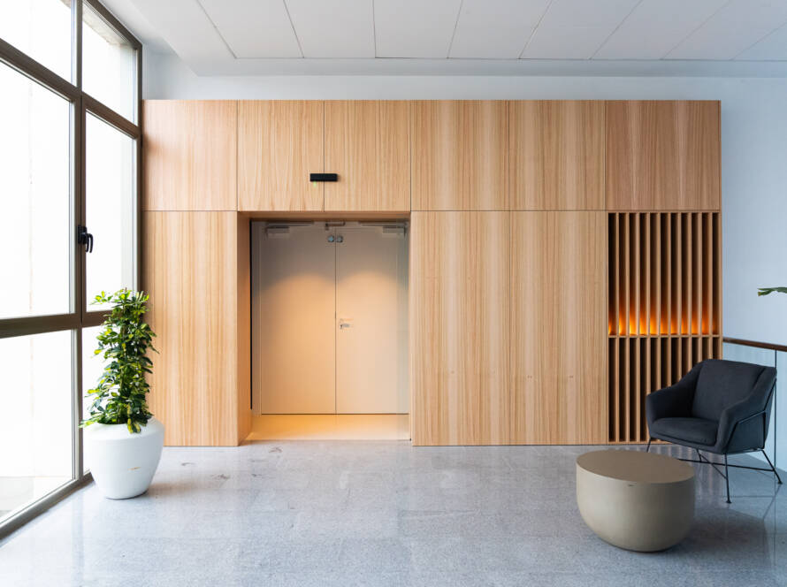 Nuevo proyecto integral realizado en Alcázar de San Juan: el Centro de Investigación para la Rehabilitación Neurológica (CIRN). Un espacio donde la funcionalidad, la normativa técnica y el diseño arquitectónico debían convivir en equilibrio. Este proyecto ha sido desarrollado junto al Estudio de Arquitectura Pérez Avilés @perezyaviles , responsable de la dirección facultativa, y la empresa constructora Vicente Mejías, con quienes hemos trabajado de forma coordinada en cada fase